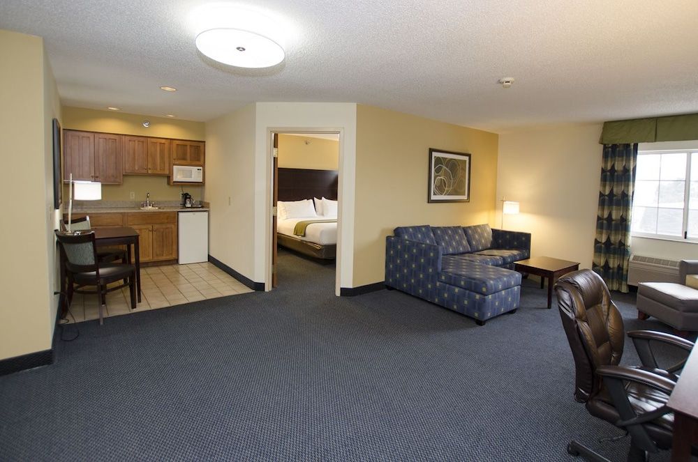 Holiday Inn Express and Suites St. Joseph 2