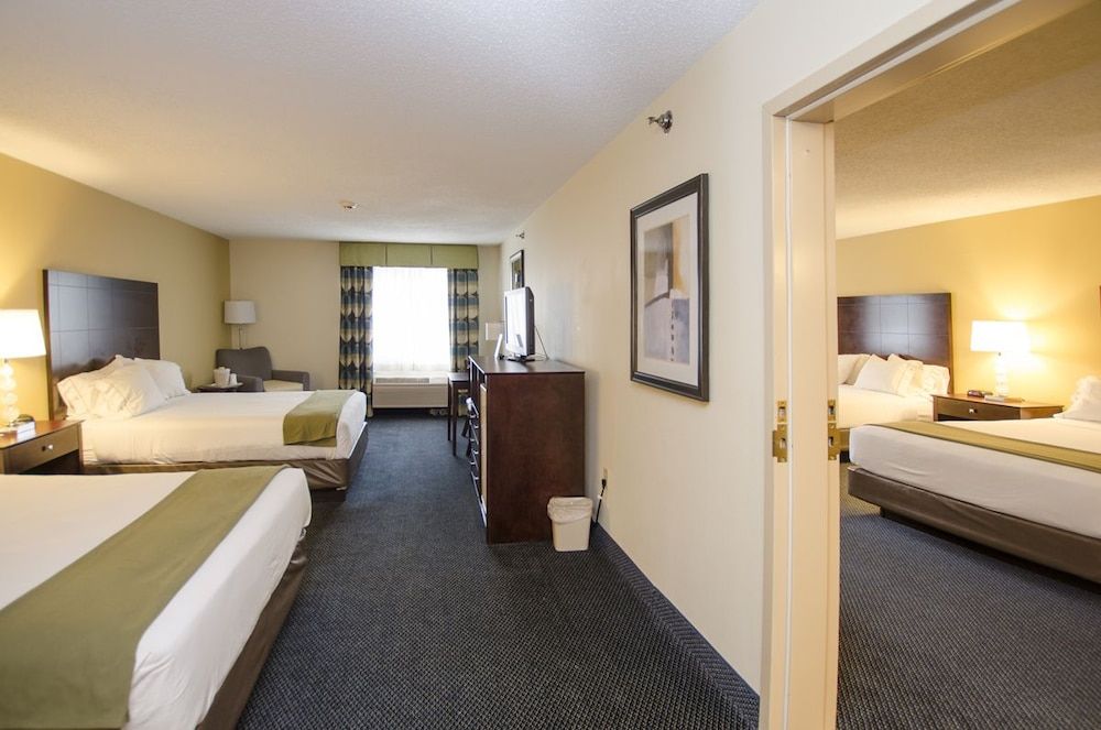 Holiday Inn Express and Suites St. Joseph 3