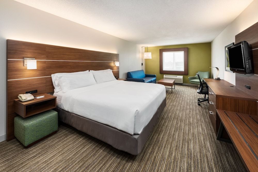 Holiday Inn Express Warrenton 3