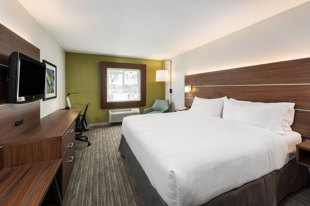 Holiday Inn Express Warrenton 2
