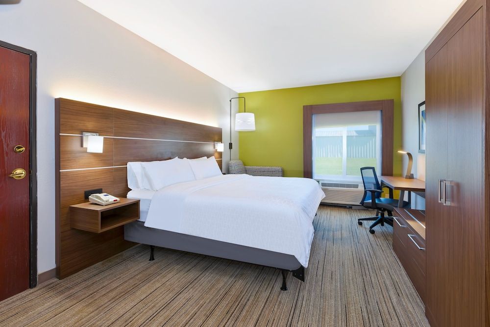 Holiday Inn Express and Suites Three Rivers 3