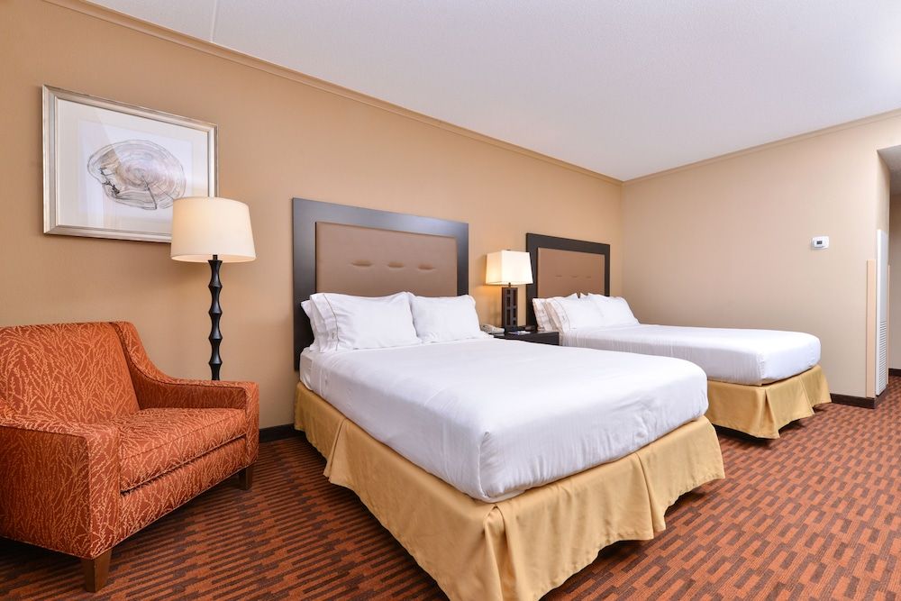 Holiday Inn Express Breezewood 3