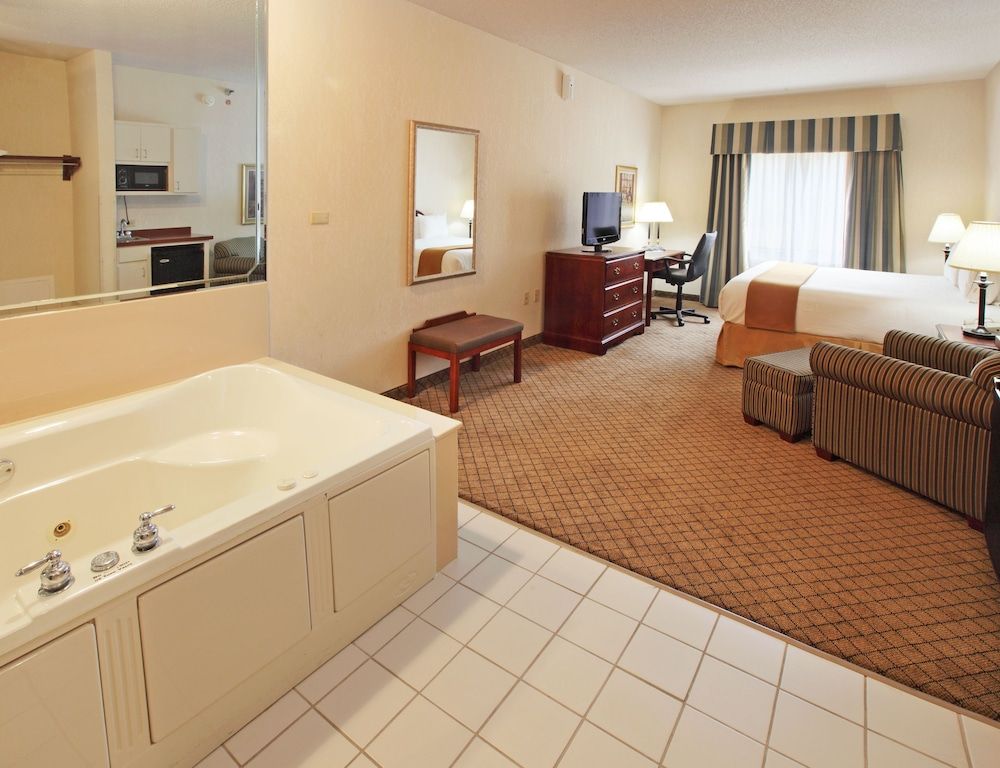 Holiday Inn Express and Suites Camden 3