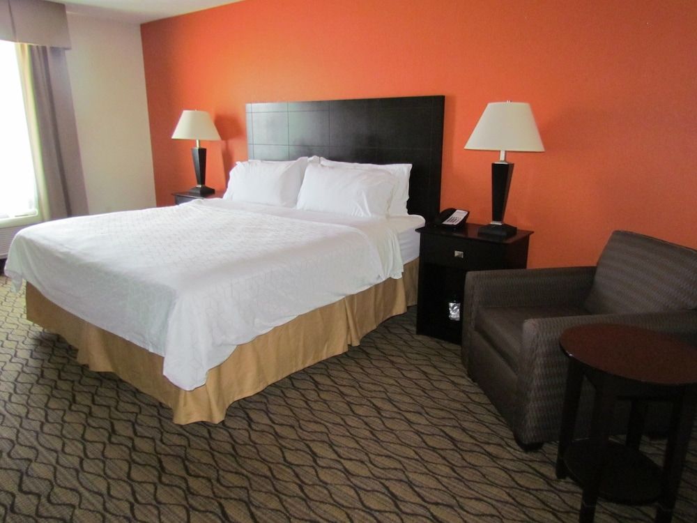 Holiday Inn Express and Suites Cadillac 3