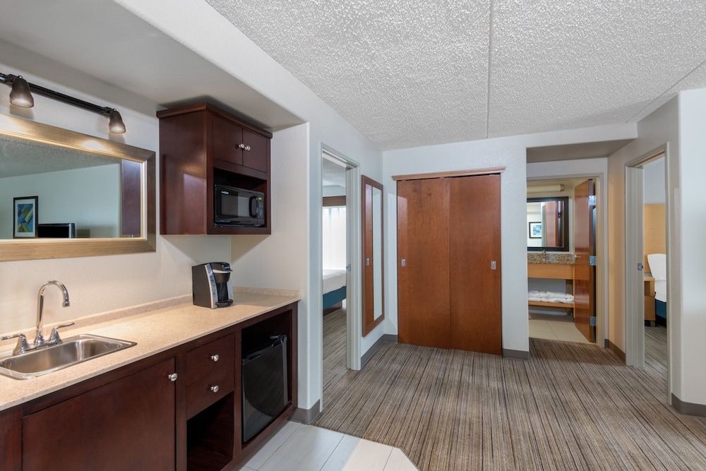 Holiday Inn Express and Suites Wheat Ridge Denver 3