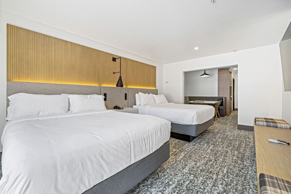 The Evergreen Hotel 3