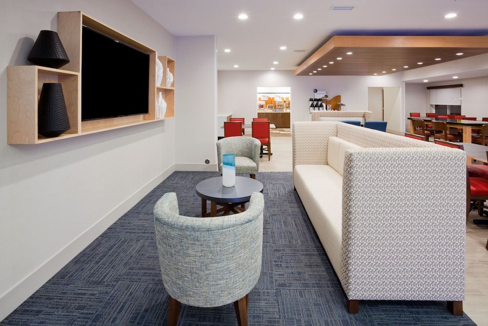 Holiday Inn Express and Suites Dickinson 3