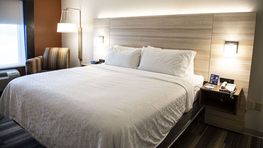 Holiday Inn Express & Suites Sedalia by IHG 3