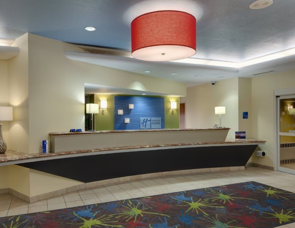 Holiday Inn Express and Suites Saginaw 2