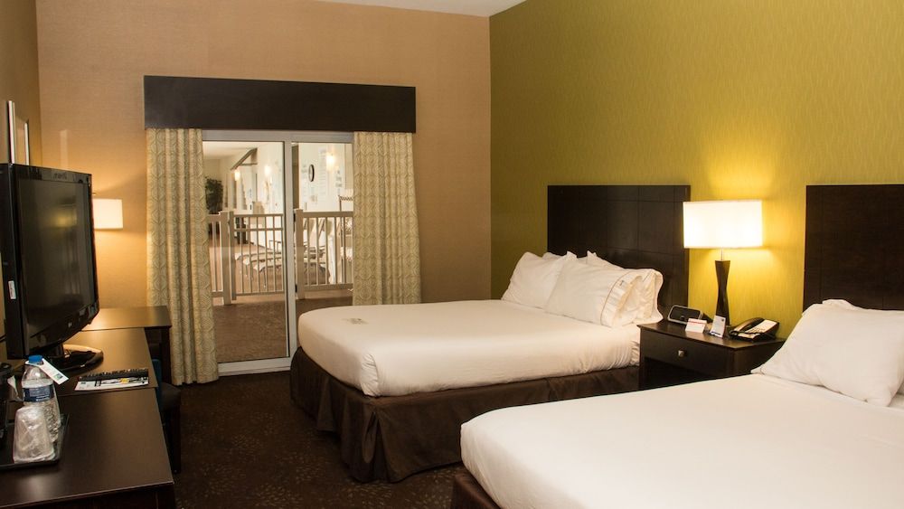 Holiday Inn Express and Suites Saginaw 3