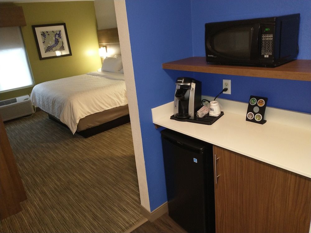 Holiday Inn Express and Suites Madison 3