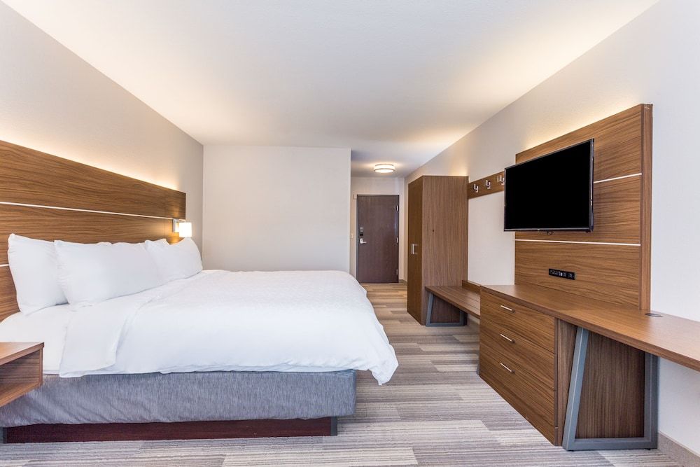 Holiday Inn Express & Suites Eau Claire North by IHG 3