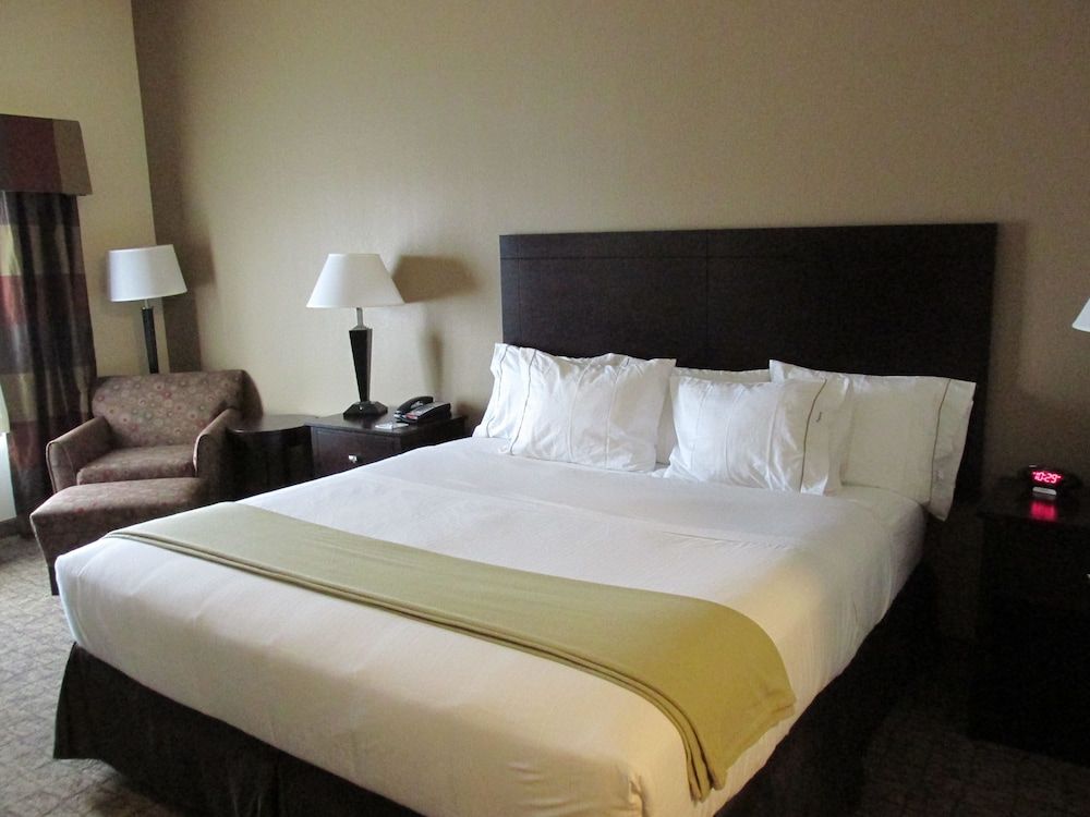 Holiday Inn Express & Suites Wheeling by IHG 2