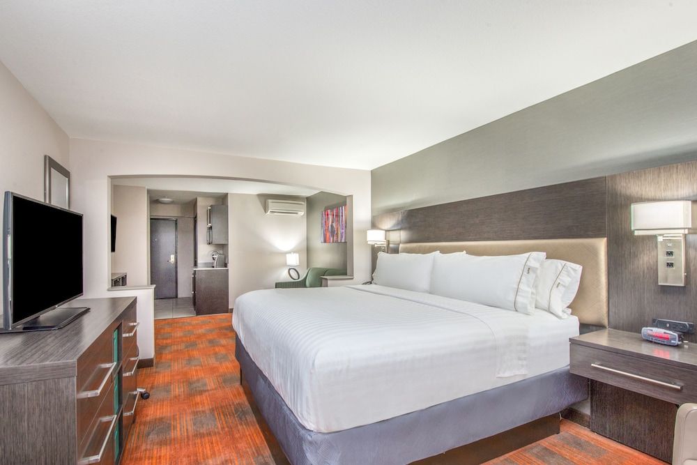 Holiday Inn Express & Suites Shawnee-Kansas City West by IHG 3