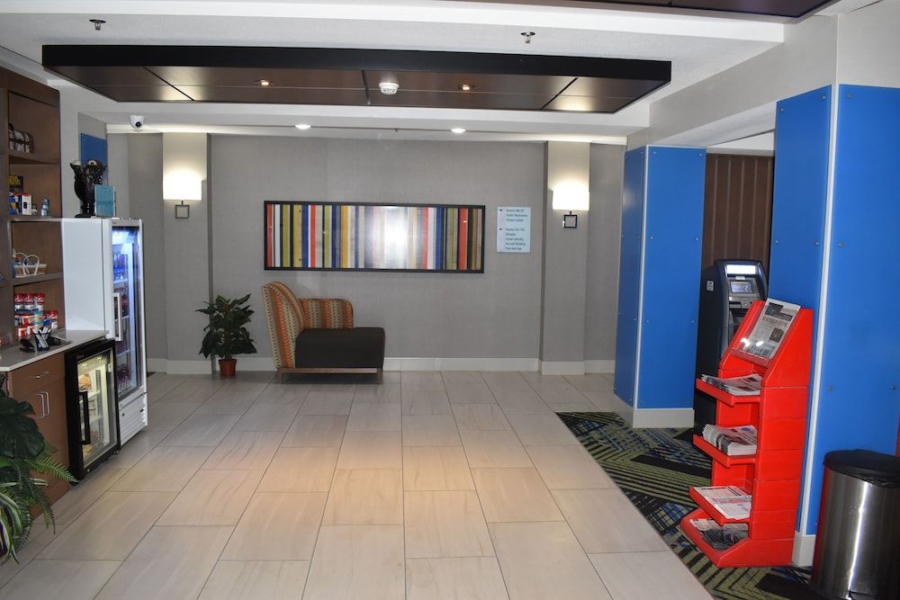 Holiday Inn Express & Suites McPherson by IHG 3