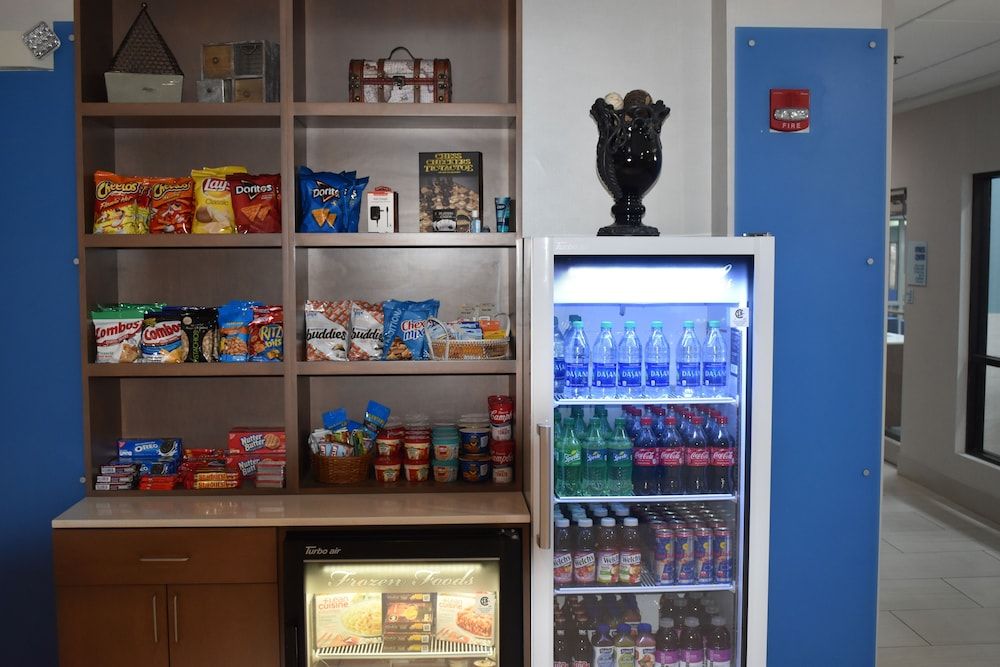 Holiday Inn Express & Suites McPherson by IHG 2