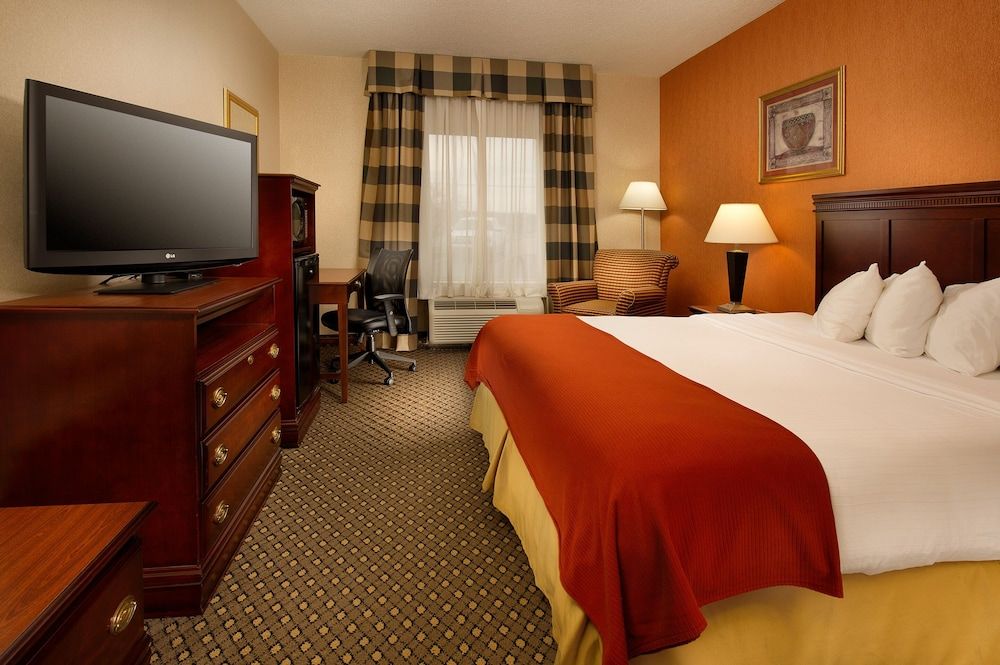 Holiday Inn Express and Suites Chambersburg 2