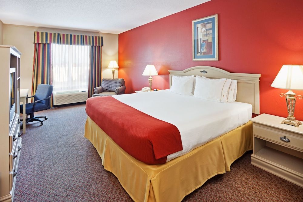 Holiday Inn Express and Suites London 3