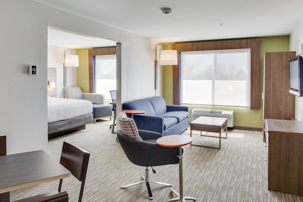 Holiday Inn Express and Suites Chickasha 3