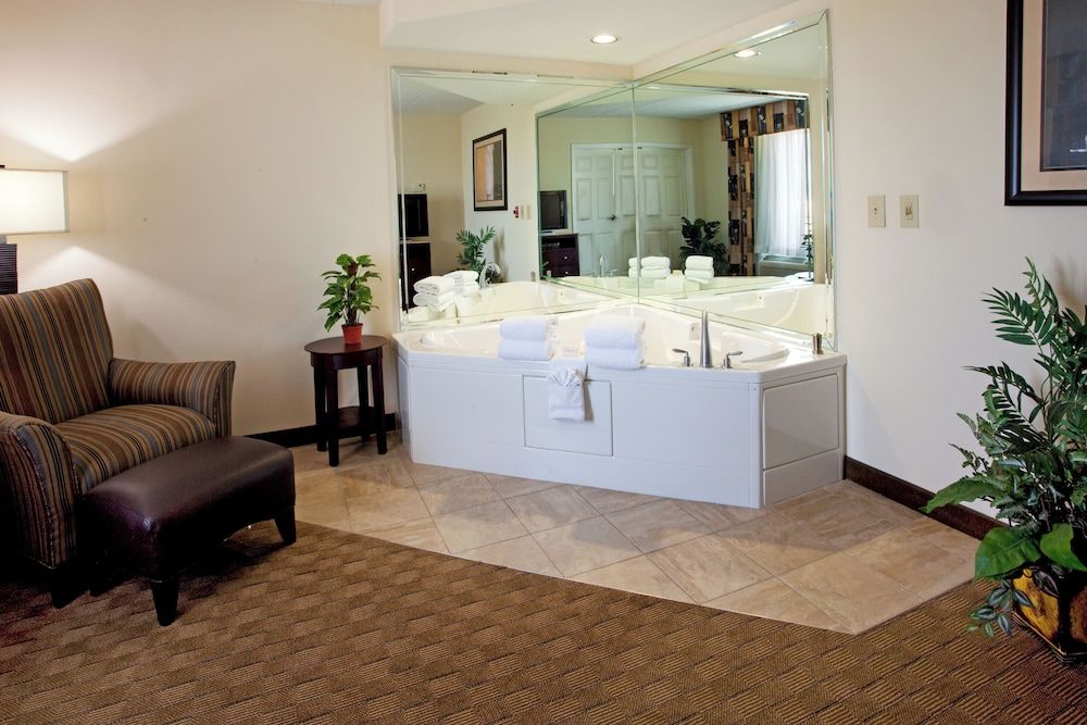 Holiday Inn Express and Suites Columbus At Northla 2