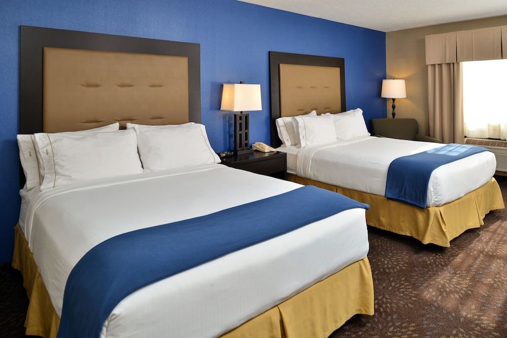Holiday Inn Express and Suites Charlotte 3