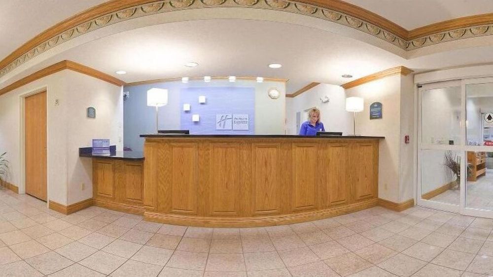 Holiday Inn Express and Suites Charlotte 2