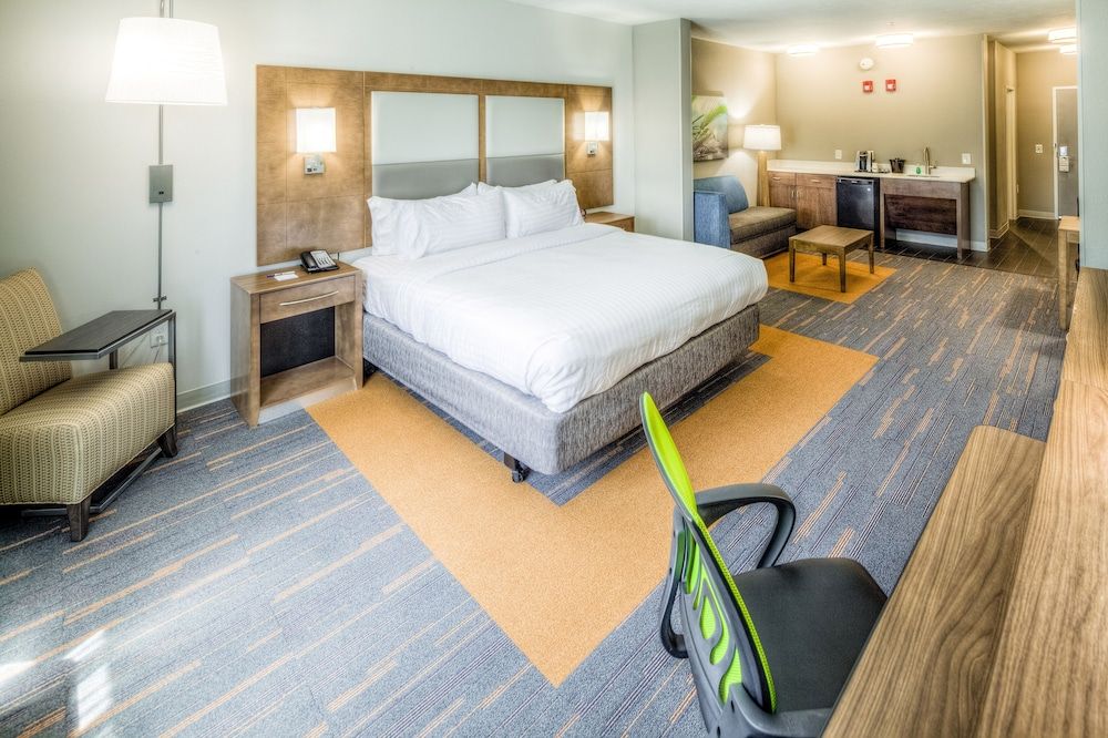 Holiday Inn Express & Suites Cleveland West - Westlake by IHG 3