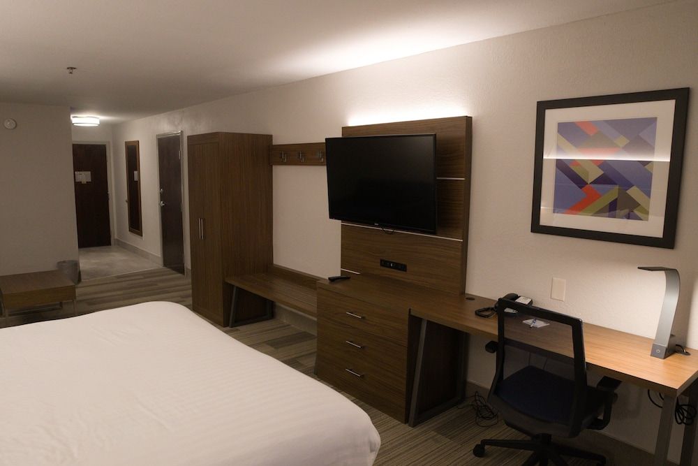 Holiday Inn Express and Suites Douglas 3