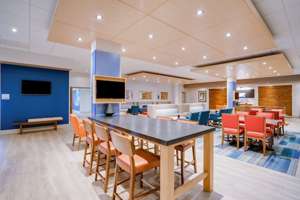 Holiday Inn Express and Suites Ft. Washington Phil 2