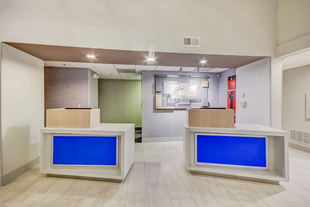 Holiday Inn Express & Suites Greenville Airport 2