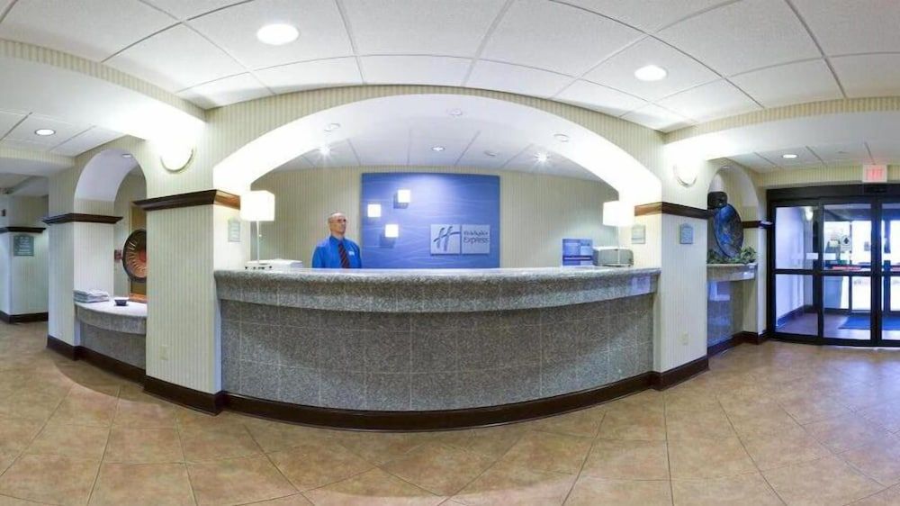 Holiday Inn Express and Suites Greenwood 2