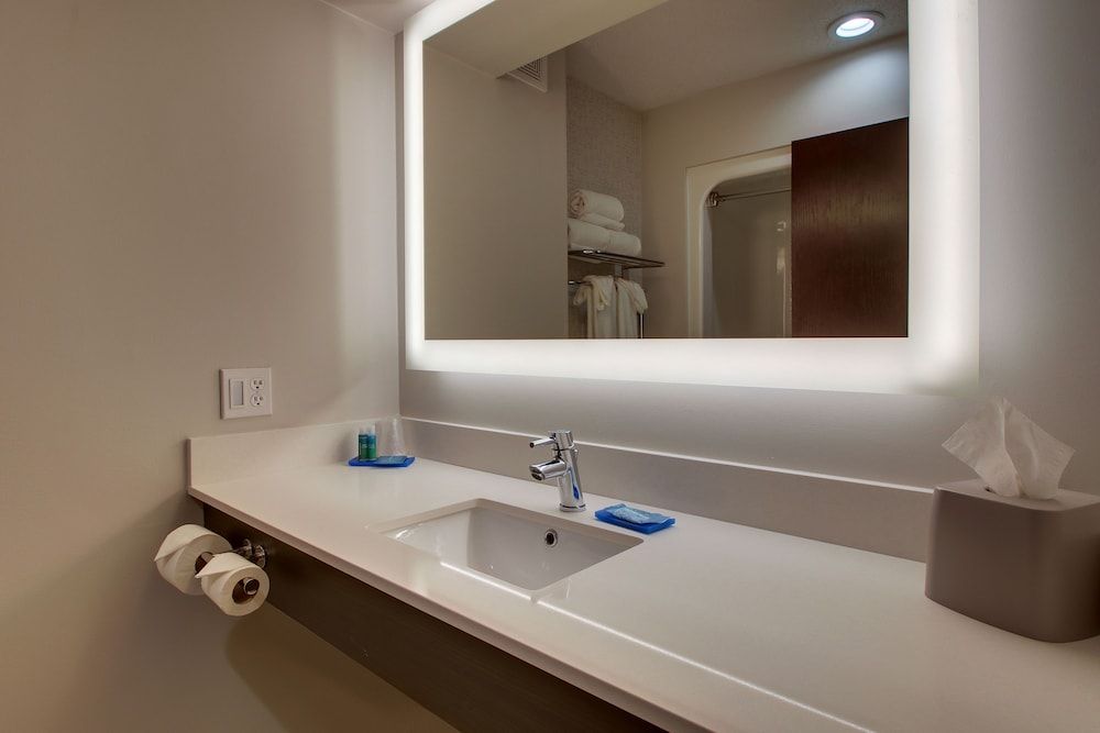 Holiday Inn Express and Suites Lebanon 3