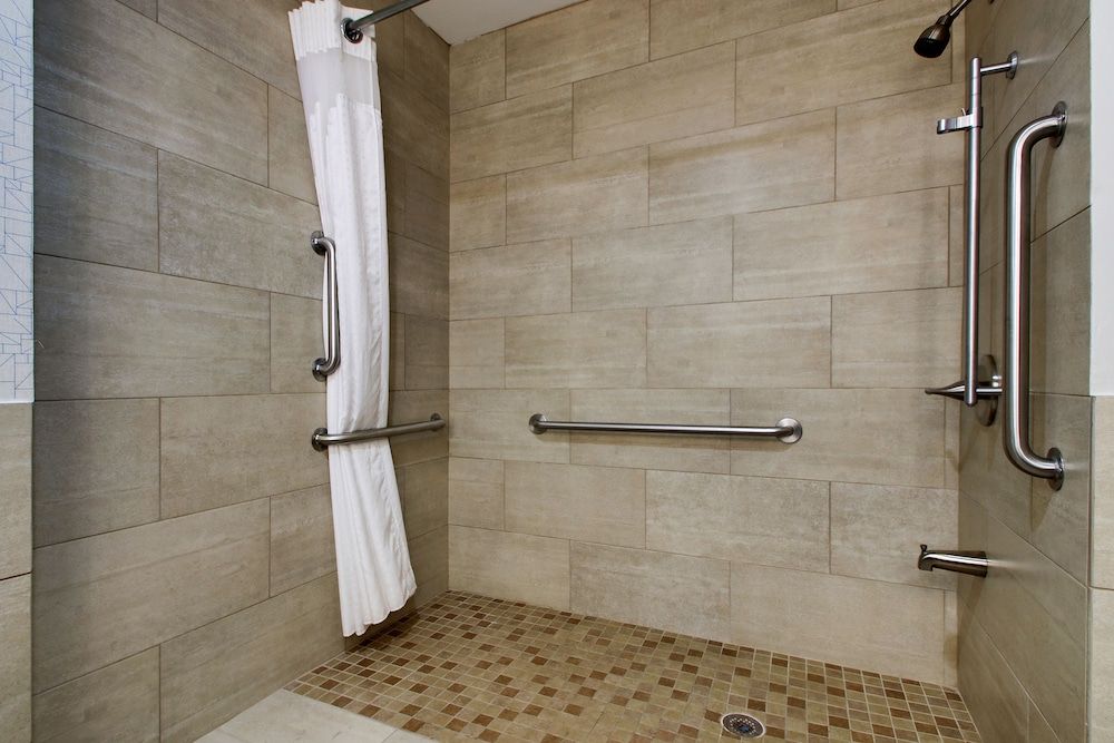 Holiday Inn Express and Suites Lebanon 2