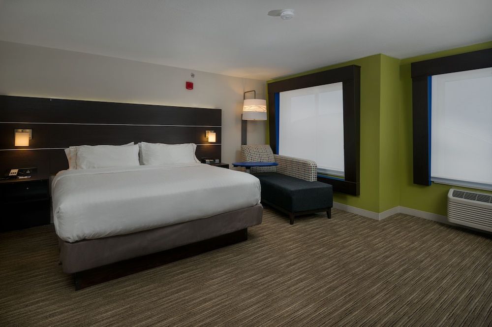 Holiday Inn Express & Suites Lawrence by IHG 3