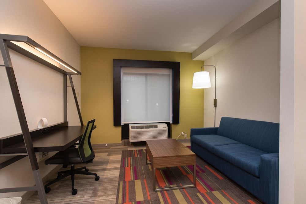 Holiday Inn Express and Suites North East Erie I 9 3