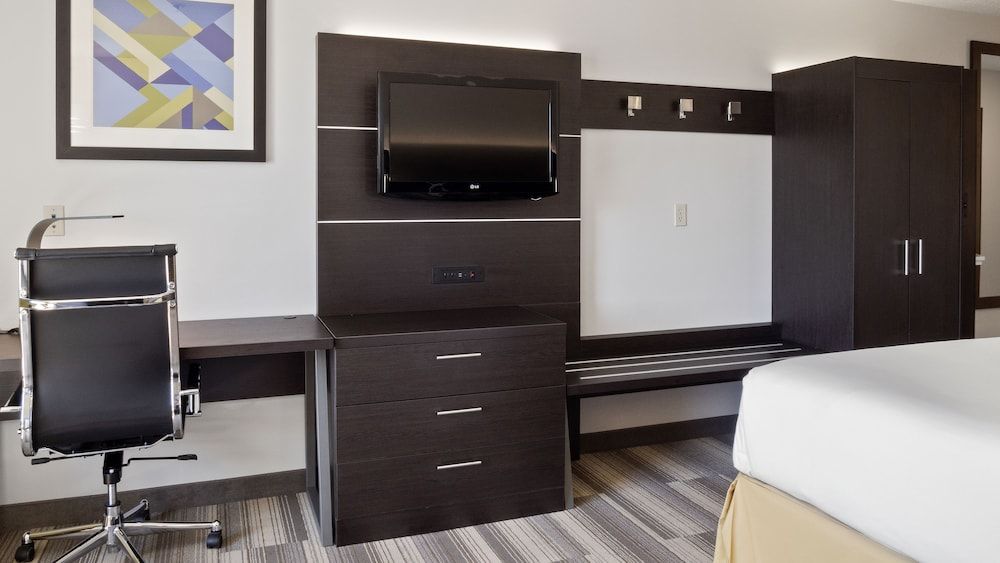 Holiday Inn Express and Suites Newton by IHG 2