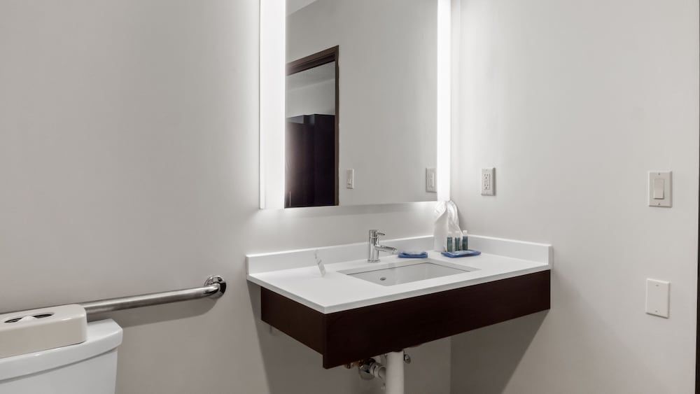 Holiday Inn Express and Suites Newton by IHG 3