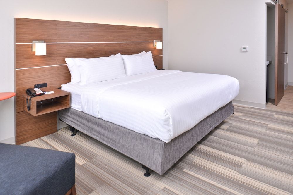 Holiday Inn Express & Suites Omaha Airport by IHG 3