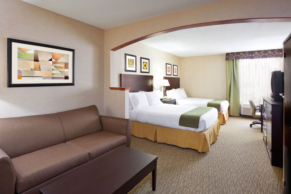 Holiday Inn Express and Suites Cleveland Streetsbo 3