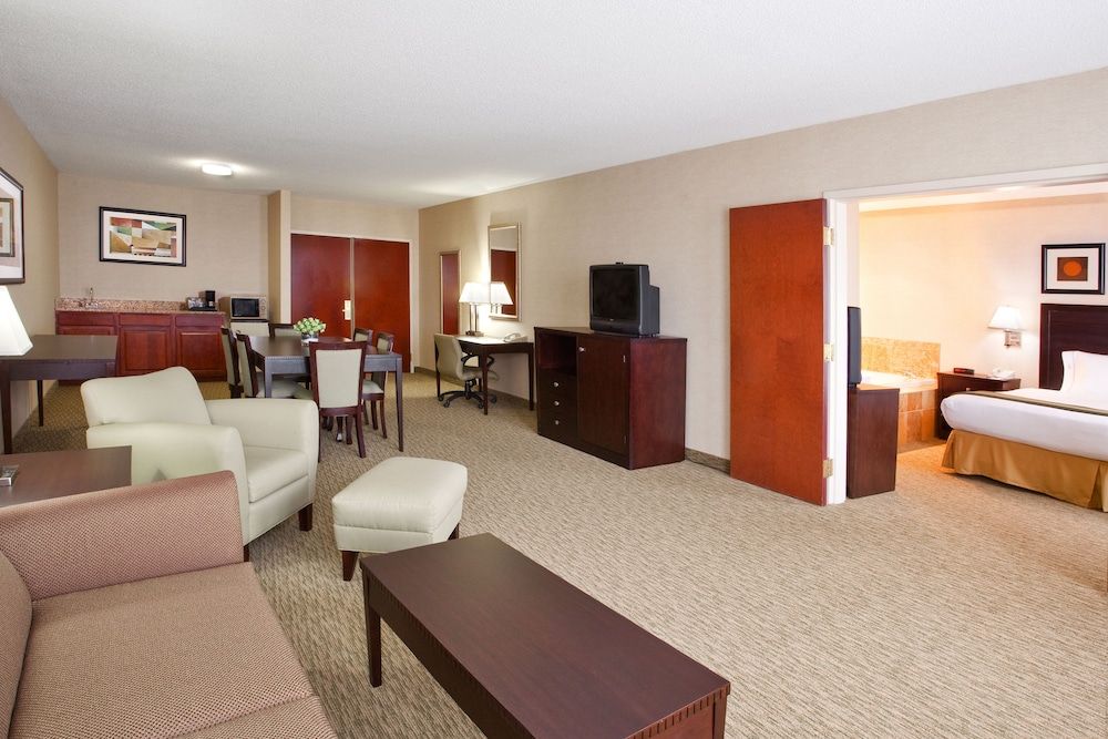 Holiday Inn Express and Suites Cleveland Streetsbo 2