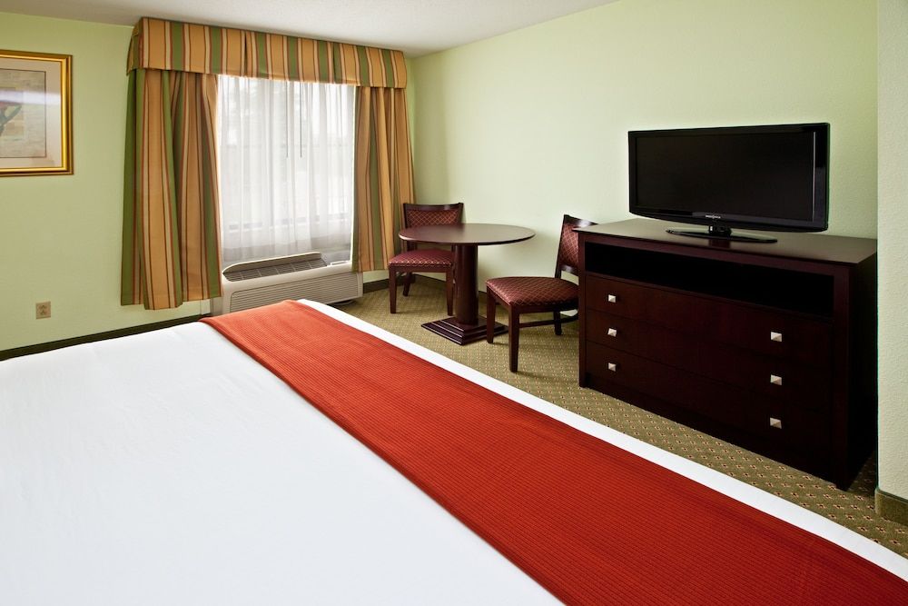 Holiday Inn Express and Suites Scottsburg 2
