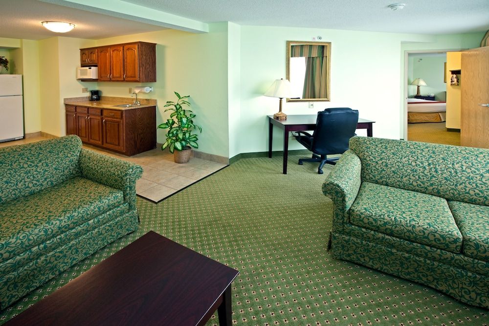 Holiday Inn Express and Suites Scottsburg 3