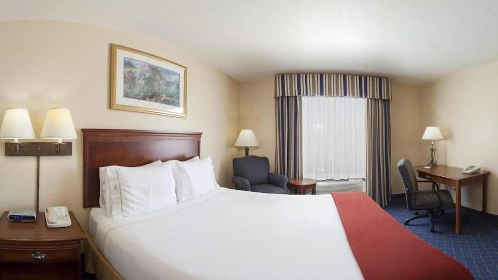 Holiday Inn Express and Suites Mountain Home 3
