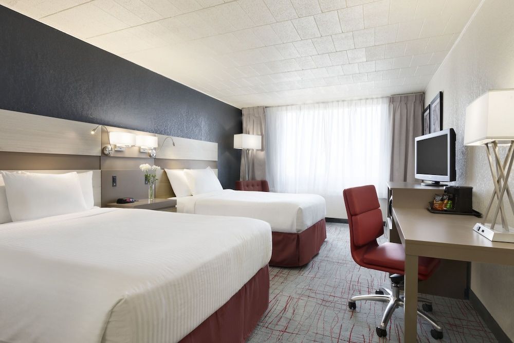 Ramada by Wyndham Beaver Falls 3