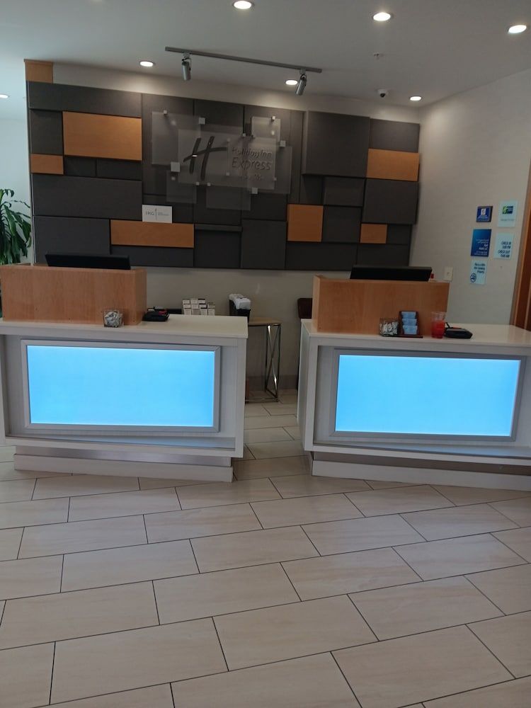 Holiday Inn Express & Suites Commerce by IHG 3