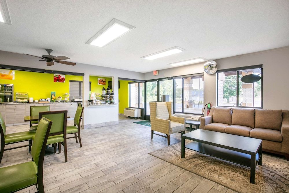 Quality Inn & Suites Metropolis I-24 3