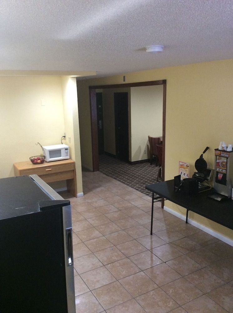 Rodeway Inn Whitehall 3