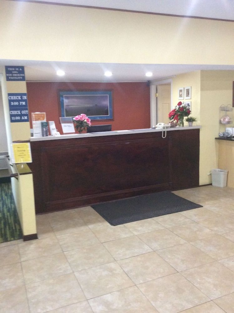 Rodeway Inn Whitehall 2