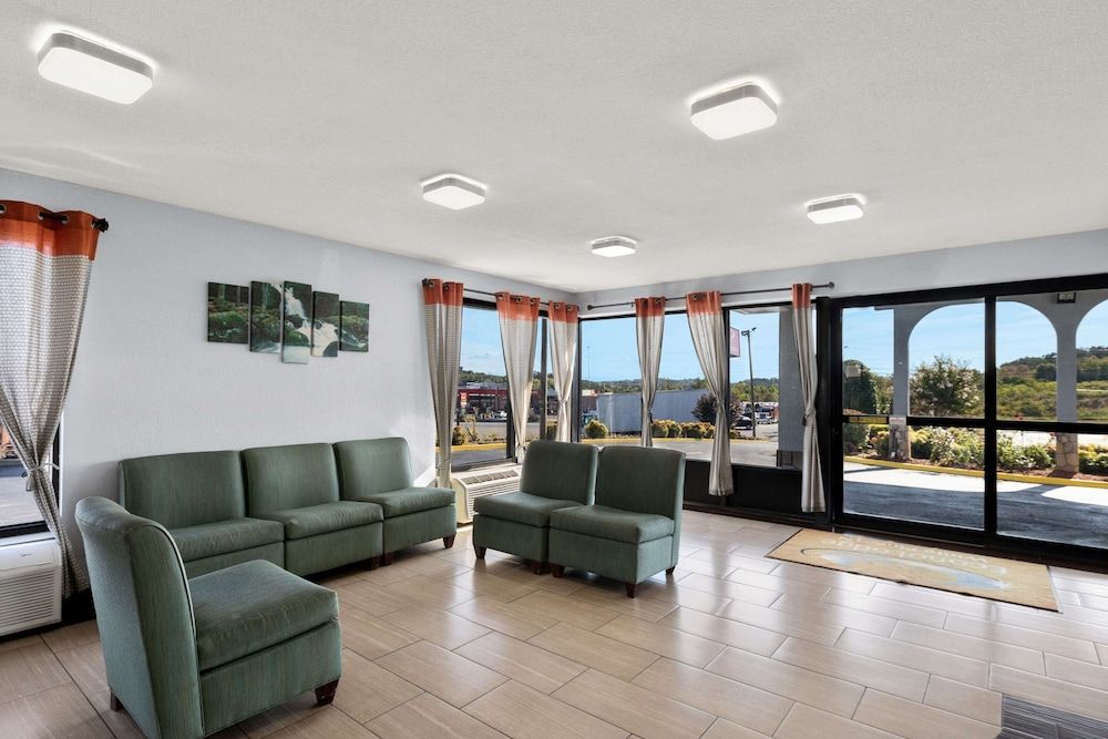 Econo Lodge White Pine Morristown I-81 & I-40 Split 3