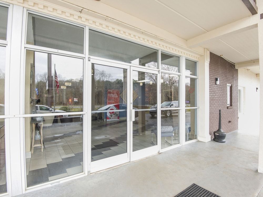 Econo Lodge Forest City 3